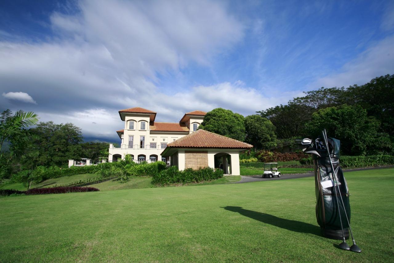 Finna Golf & Country Club Prigen Ngoại thất bức ảnh