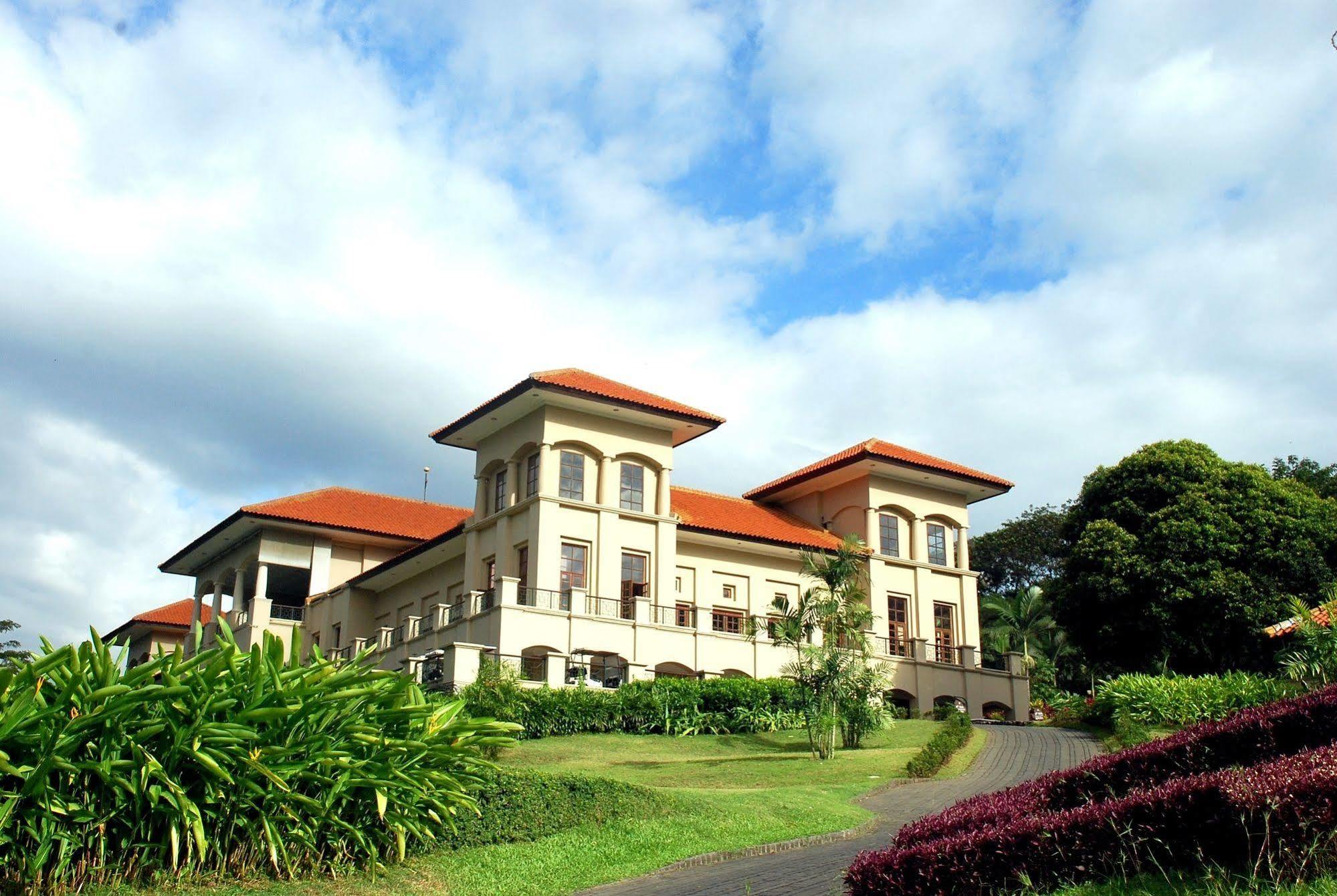Finna Golf & Country Club Prigen Ngoại thất bức ảnh