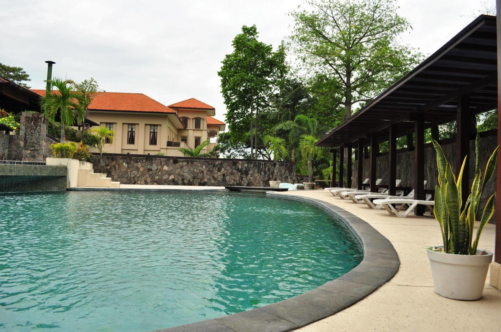 Finna Golf & Country Club Prigen Ngoại thất bức ảnh